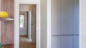 Eine moderne Küche mit weißen Schränken und Holzboden.
