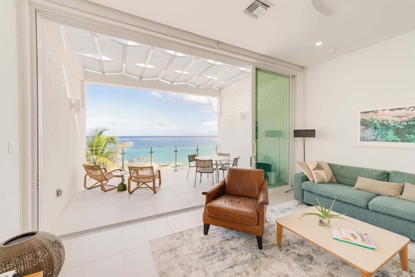 Televisión, estéreo y oficina