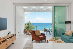 Televisio, kirjoja, stereot, työhuone