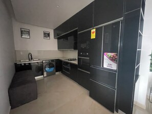 Appartement, balkon, uitzicht op de stad | Privékeuken | Een koelkast met diepvriezer, een microgolfoven, een oven