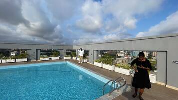 Außenpool, Rettungsschwimmer vor Ort