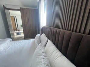 Apartment, Balkon, Stadtblick | Badezimmer | Kostenlose Toilettenartikel, Handtücher, Toilettenpapier