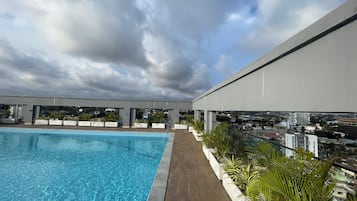 Outdoor pool, lifeguards on site