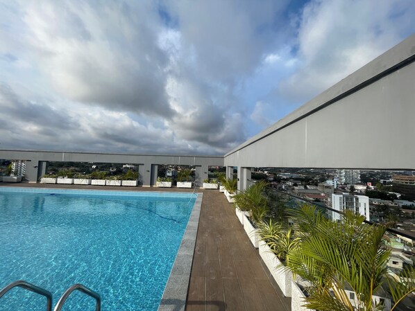 Een buitenzwembad en redders ter plaatse