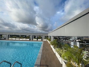 Outdoor pool, lifeguards on site - Bravia Apartment (Accra)