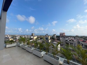 Utendørsbasseng og badevakt