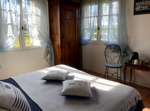 1 bedroom, WiFi, bed sheets - Guesthouse “Chambre Bleue Azur” with Shared Terrace, Garden, and Wi-Fi (Honfleur)