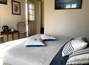 1 bedroom, WiFi, bed sheets - Guesthouse “Chambre Bleue Azur” with Shared Terrace, Garden, and Wi-Fi (Honfleur)