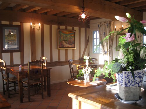 Guesthouse 'Chambre Bleue Azur' with Shared Terrace, Garden, and Wi-Fi