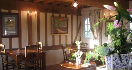 Guesthouse 'Chambre Bleue Azur' with Shared Terrace, Garden, and Wi-Fi