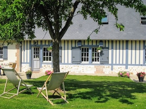 Property grounds - Guest Room 'Red Poppies' with Shared Terrace, Garden, and Wi-Fi (Honfleur)