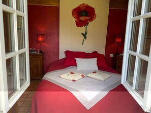 1 bedroom, WiFi, bed sheets - Guest Room 'Red Poppies' with Shared Terrace, Garden, and Wi-Fi (Honfleur)