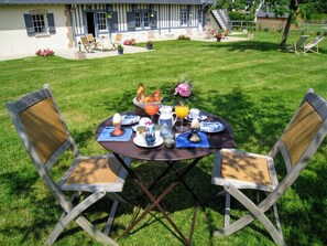 Outdoor dining - Guest Room 'Red Poppies' with Shared Terrace, Garden, and Wi-Fi (Honfleur)
