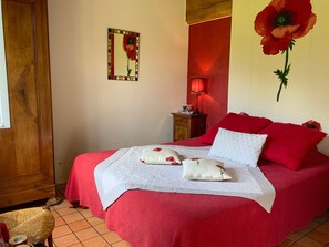 1 bedroom, WiFi, bed sheets - Guest Room 'Red Poppies' with Shared Terrace, Garden, and Wi-Fi (Honfleur)