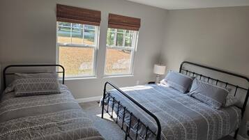 3 bedrooms, iron/ironing board, internet, bed sheets