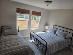 3 bedrooms, iron/ironing board, internet, bed sheets