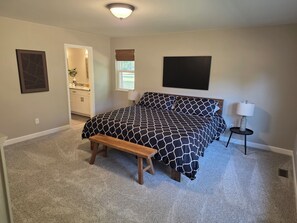3 bedrooms, iron/ironing board, internet, bed sheets