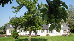 Exterior - Guest Room “Les Arums” with Shared Terrace, Shared Garden and Wi-Fi (Honfleur)