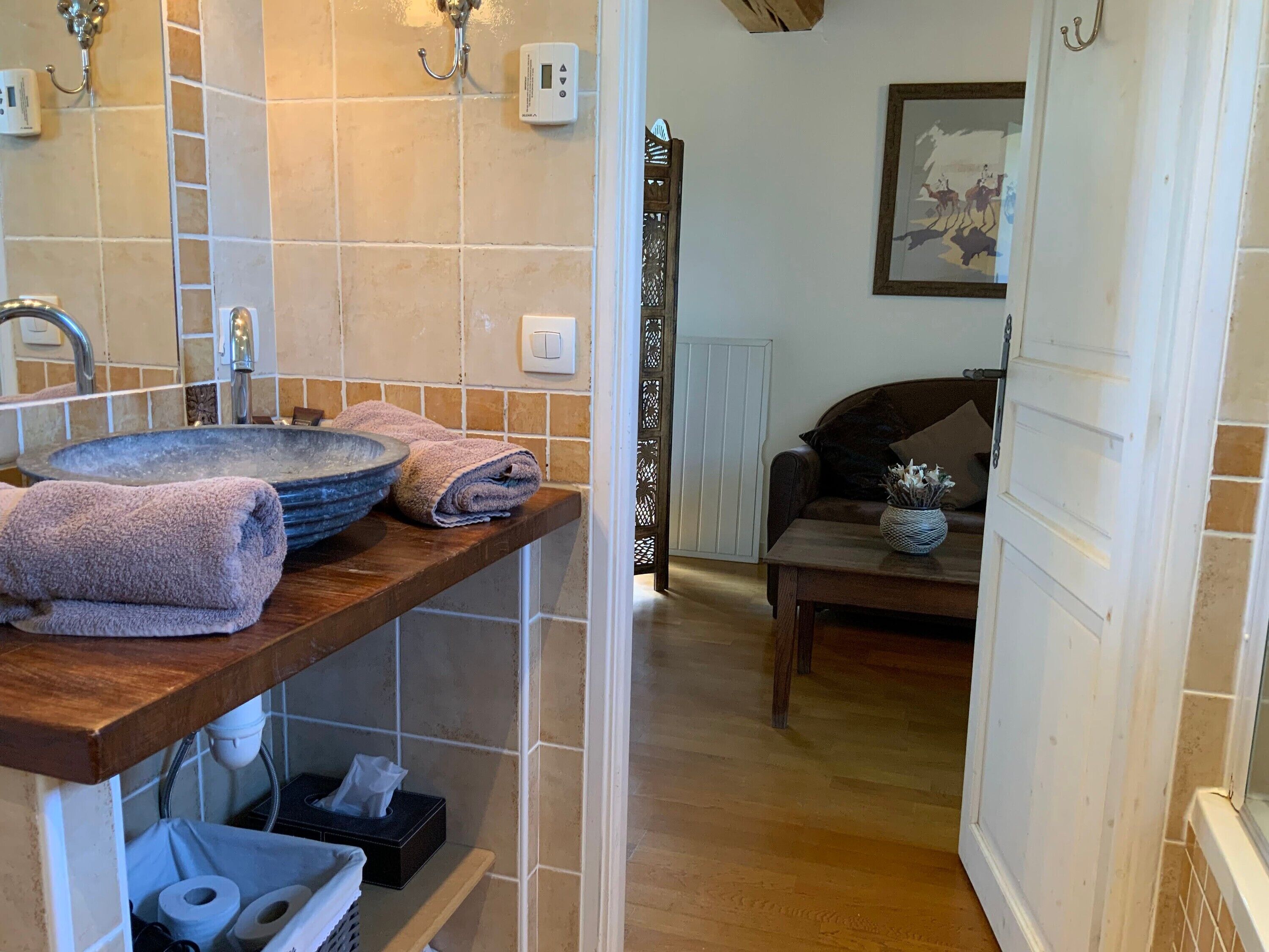 Douche, sèche-cheveux, serviettes fournies