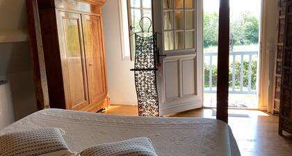 Colonial Suite Guest Room with Shared Terrace, Communal Garden and Wi-Fi