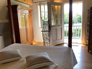1 bedroom, WiFi, bed sheets - Colonial Suite Guest Room with Shared Terrace, Communal Garden and Wi-Fi (Honfleur)