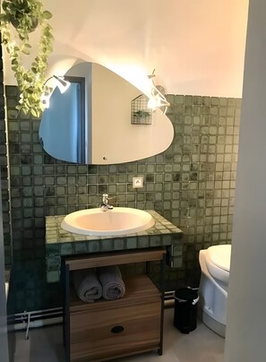 Douche, sèche-cheveux, serviettes fournies