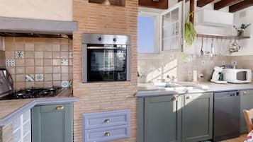 Kylskåp, mikrovågsugn, ugn och spishäll