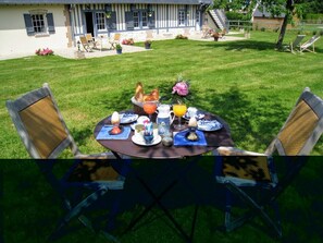 Outdoor dining - “Romantic Suite” Guest Room with Shared Terrace, Garden, and Wi-Fi (Honfleur)