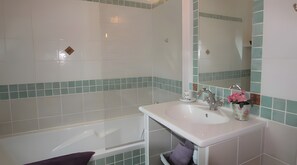 Shower, hair dryer, towels - “Romantic Suite” Guest Room with Shared Terrace, Garden, and Wi-Fi (Honfleur)