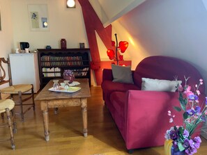 Living area - “Romantic Suite” Guest Room with Shared Terrace, Garden, and Wi-Fi (Honfleur)