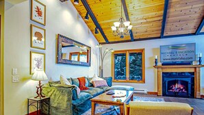 Daire, Birden Çok Yatak, Veranda, Dağ Manzaralı (Sun Valley Condo 164) | Oturma alanı | Dijital TV kanalları bulunan 42 inç düz ekran televizyon