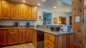 Condo, Multiple Beds, Patio, Mountain View (Sun Valley Condo 164) | Private kitchen