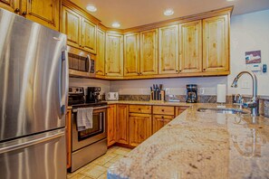 Condo, nhiều giường, sân hiên, quang cảnh núi (Sun Valley Condo 164) | Bếp riêng | Bàn ăn