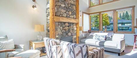 Leilighet, flere senger, terrasse, fjellutsikt (Prospector 141) | Oppholdsområde | En 42-tommers Flatskjerm-TV med digitale kanaler