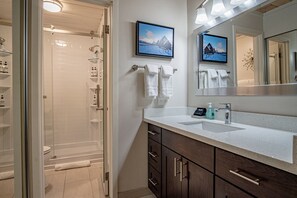 Condo, nhiều giường, sân hiên, quang cảnh núi (Atelier Allure) | Phòng tắm | Khăn tắm 