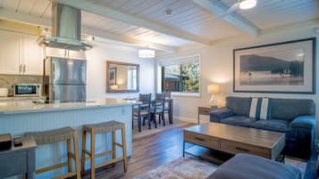 Appartamento, letti multipli, patio, vista montagna (Atelier Allure) | Cucina privata | Tavolo da pranzo