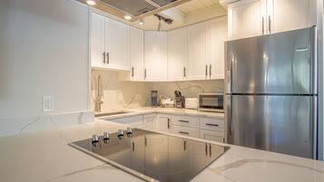 Appartamento, letti multipli, patio, vista montagna (Atelier Allure) | Cucina privata | Tavolo da pranzo