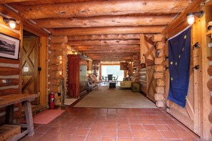 Casa, varias camas, cocina, vistas a la montaña (The Barn on Warm Springs Creek) | Vestíbulo