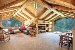 Casa, varias camas, cocina, vistas a la montaña (The Barn on Warm Springs Creek) | Interior