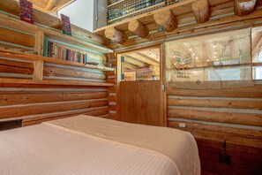 Rumah, Beberapa Tempat Tidur, dapur, pemandangan gunung (The Barn on Warm Springs Creek) | 3 kamar tidur dan didekorasi berbeda-beda