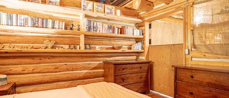 House, Multiple Beds, Kitchen, Mountain View (The Barn on Warm Springs Creek) | 3 bedrooms, individually decorated, individually furnished, bed sheets