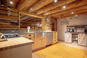 Casa, varias camas, cocina, vistas a la montaña (The Barn on Warm Springs Creek) | Cocina privada | Mesa de comedor