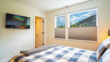 Condo, Multiple Beds, Patio, Mountain View (Mountain View Villa) | 3 bedrooms, individually decorated, individually furnished, bed sheets