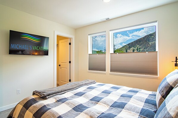 Condo, Multiple Beds, Patio, Mountain View (Mountain View Villa) | 3 bedrooms, individually decorated, individually furnished, bed sheets