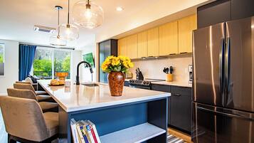 Condo, nhiều giường, sân hiên, quang cảnh núi (Mountain View Villa) | Bếp riêng | Lò nướng bánh mì, bàn ăn