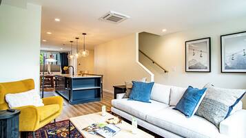 Condo, Multiple Beds, Patio, Mountain View (Mountain View Villa) | Living area