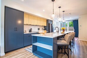 Condo, nhiều giường, sân hiên, quang cảnh núi (Mountain View Villa) | Bếp riêng | Lò nướng bánh mì, bàn ăn