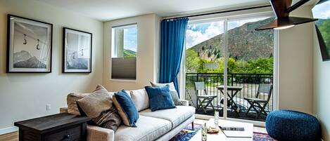 Appart'hôtel, plusieurs lits, patio, vue montagne (Mountain View Villa) | Coin séjour