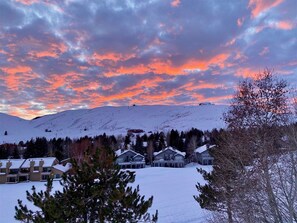 Exterior - Panoramic Views! Designer`s Condo on Golf Course W/resort Amenities (Sun Valley)