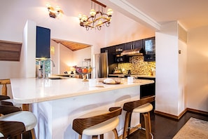 Private kitchen - Panoramic Views! Designer`s Condo on Golf Course W/resort Amenities (Sun Valley)